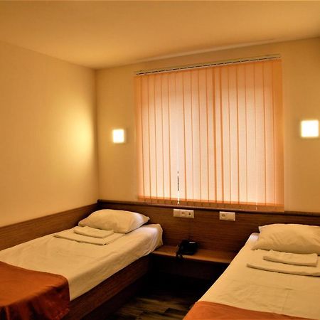 Albert House Hotel And Tours Yerevan Bagian luar foto