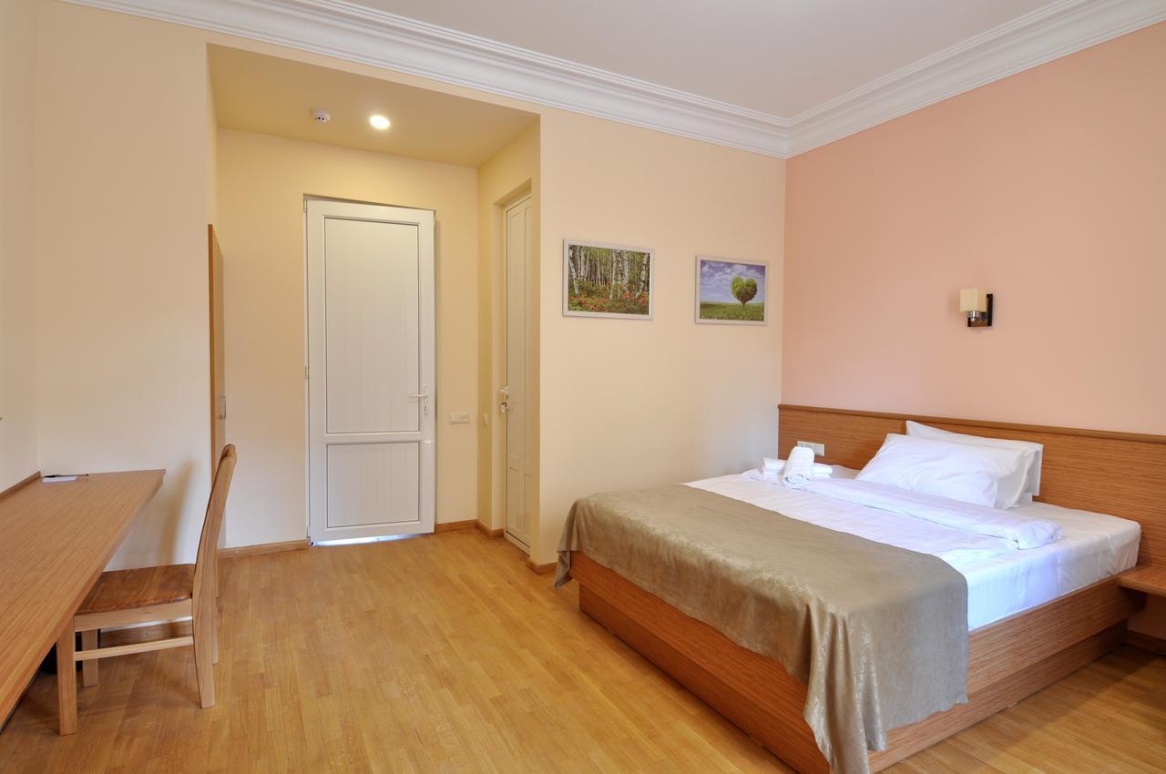 Albert House Hotel And Tours Yerevan Bagian luar foto