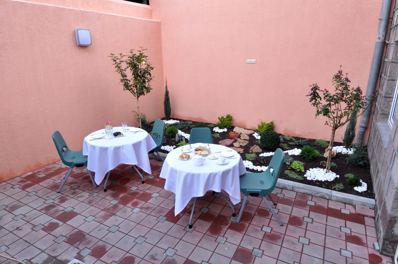 Albert House Hotel And Tours Yerevan Bagian luar foto