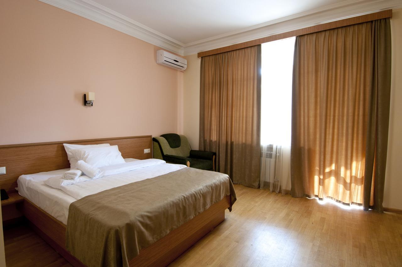 Albert House Hotel And Tours Yerevan Bagian luar foto