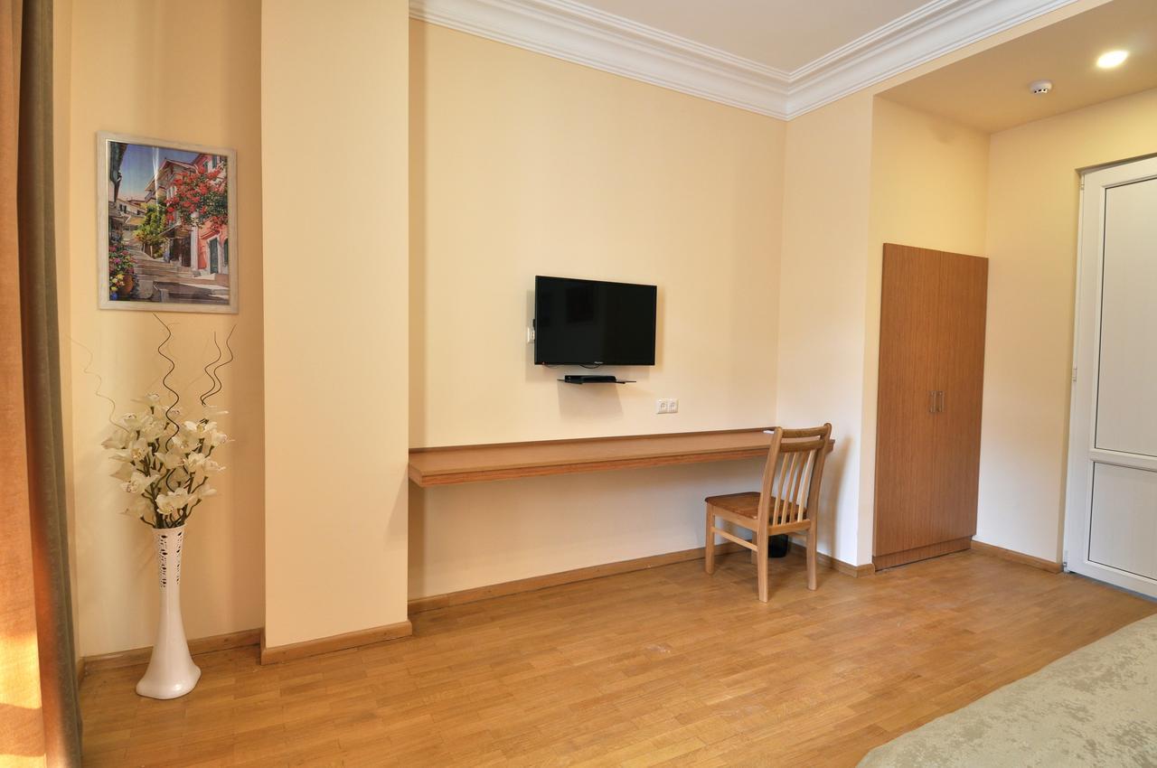 Albert House Hotel And Tours Yerevan Bagian luar foto