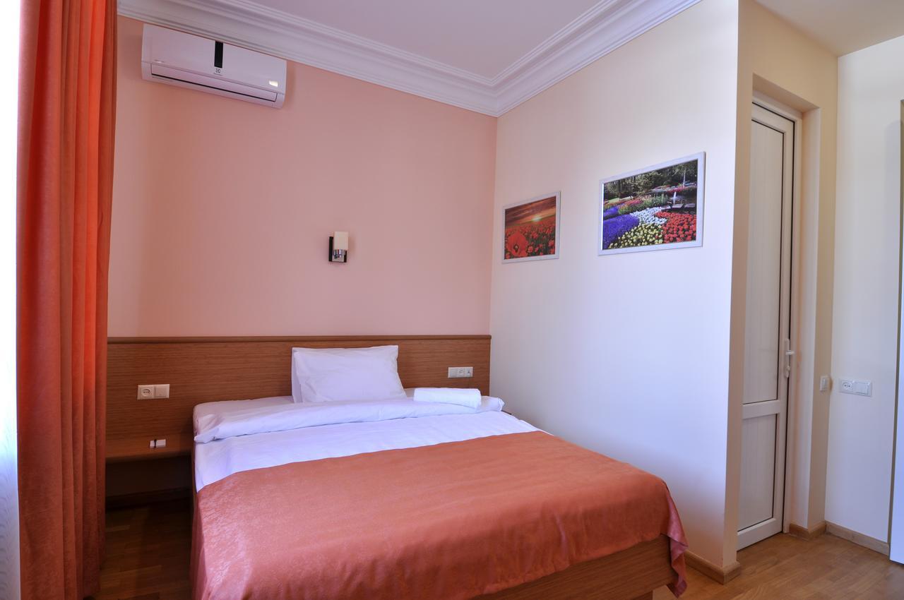 Albert House Hotel And Tours Yerevan Bagian luar foto