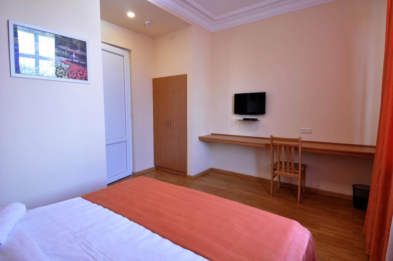 Albert House Hotel And Tours Yerevan Bagian luar foto