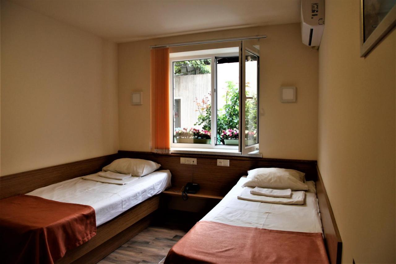 Albert House Hotel And Tours Yerevan Bagian luar foto