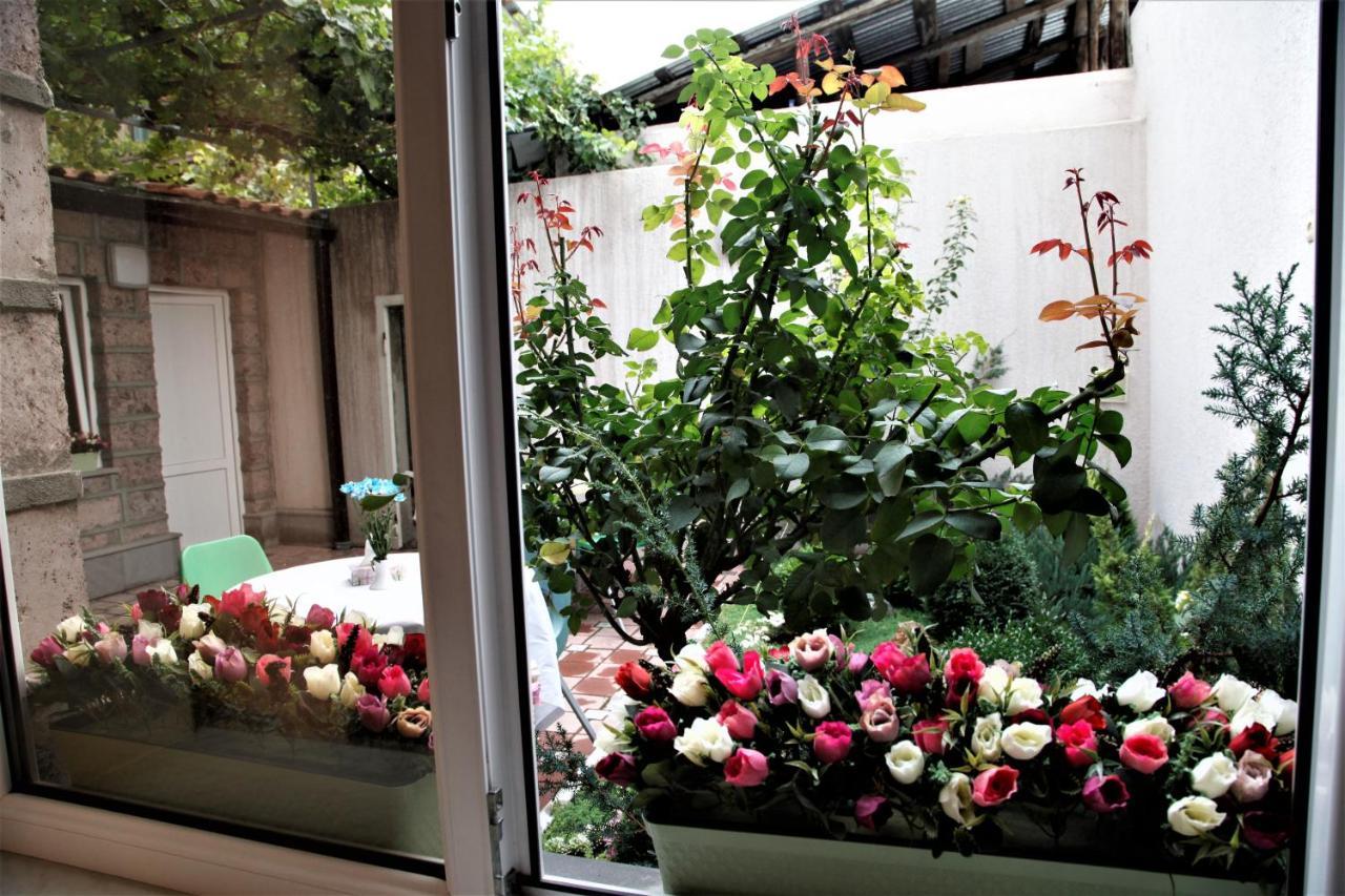 Albert House Hotel And Tours Yerevan Bagian luar foto