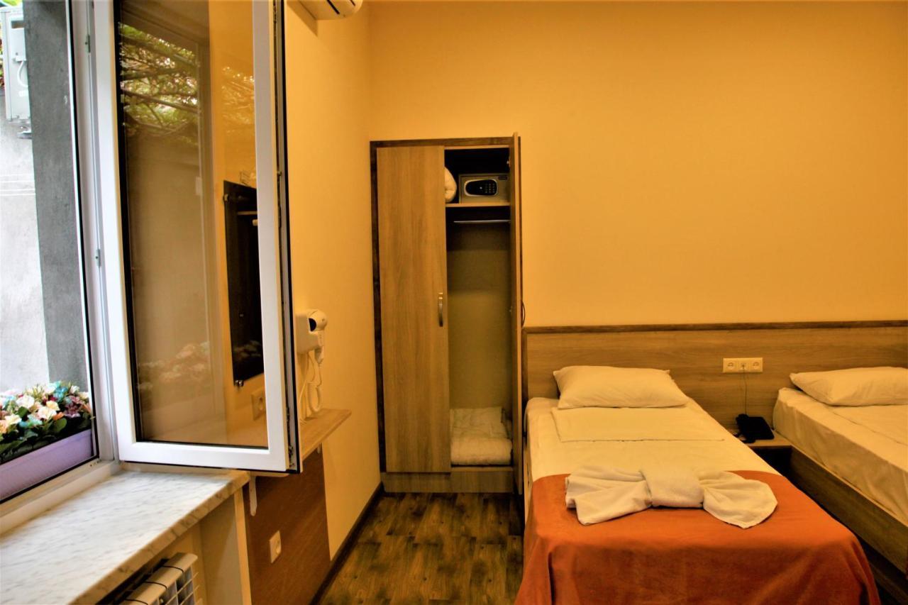 Albert House Hotel And Tours Yerevan Bagian luar foto