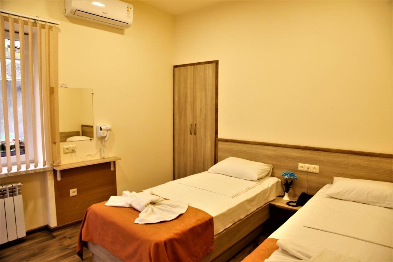 Albert House Hotel And Tours Yerevan Bagian luar foto