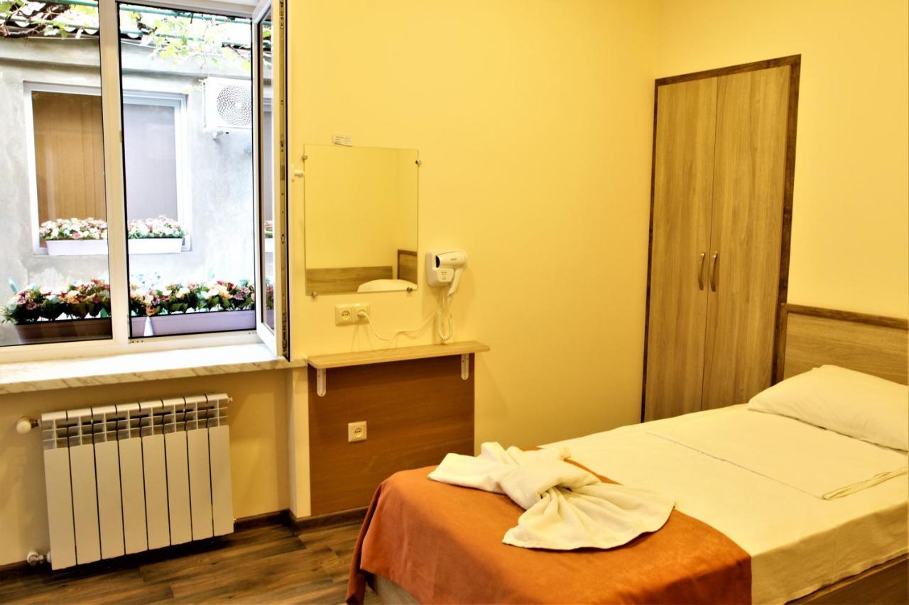 Albert House Hotel And Tours Yerevan Bagian luar foto